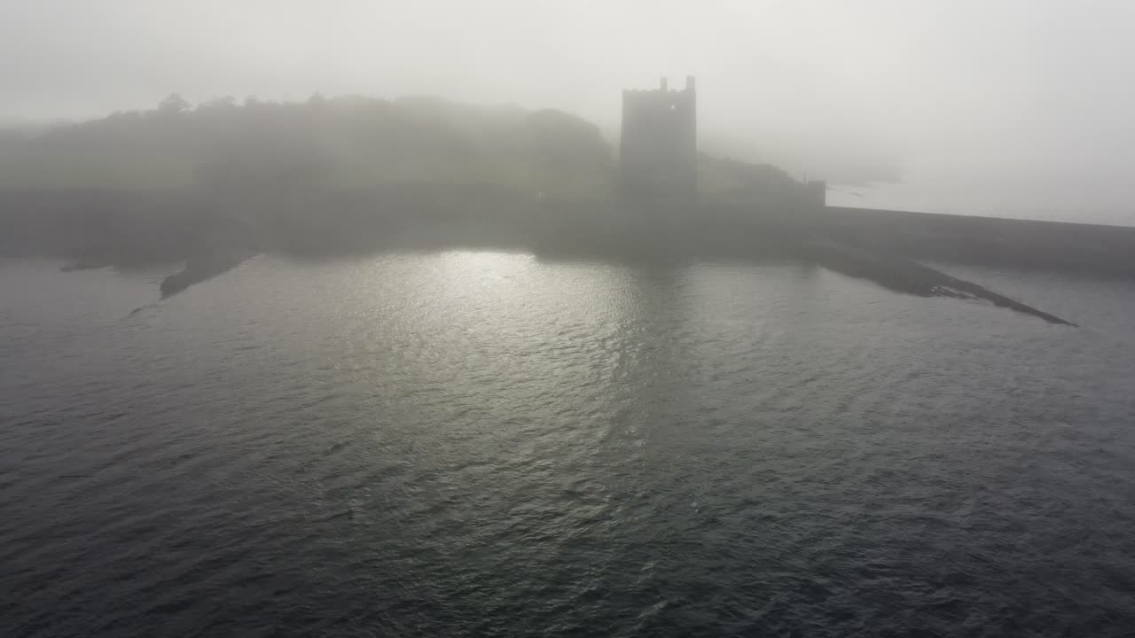 drone con el castillo de carrigaholt apareciendo de la niebla clare irlanda
