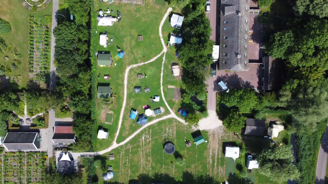 vista a vista de pájaro de una caravana de remolque de vehículos que entra en un campamento