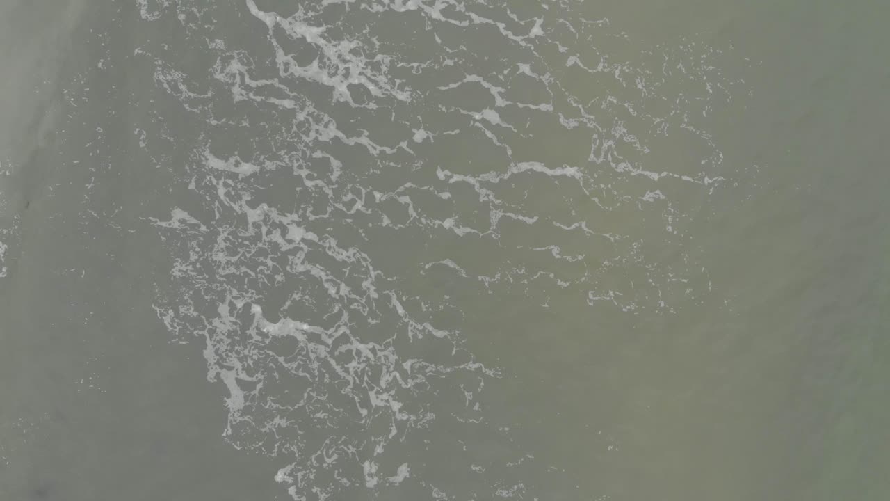 plano superior aéreo de las olas en el mar báltico