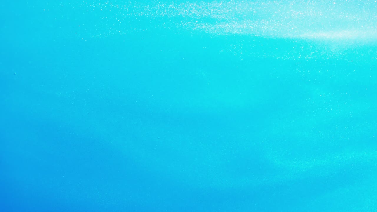 밝은 파란색 반이는 액체 회전