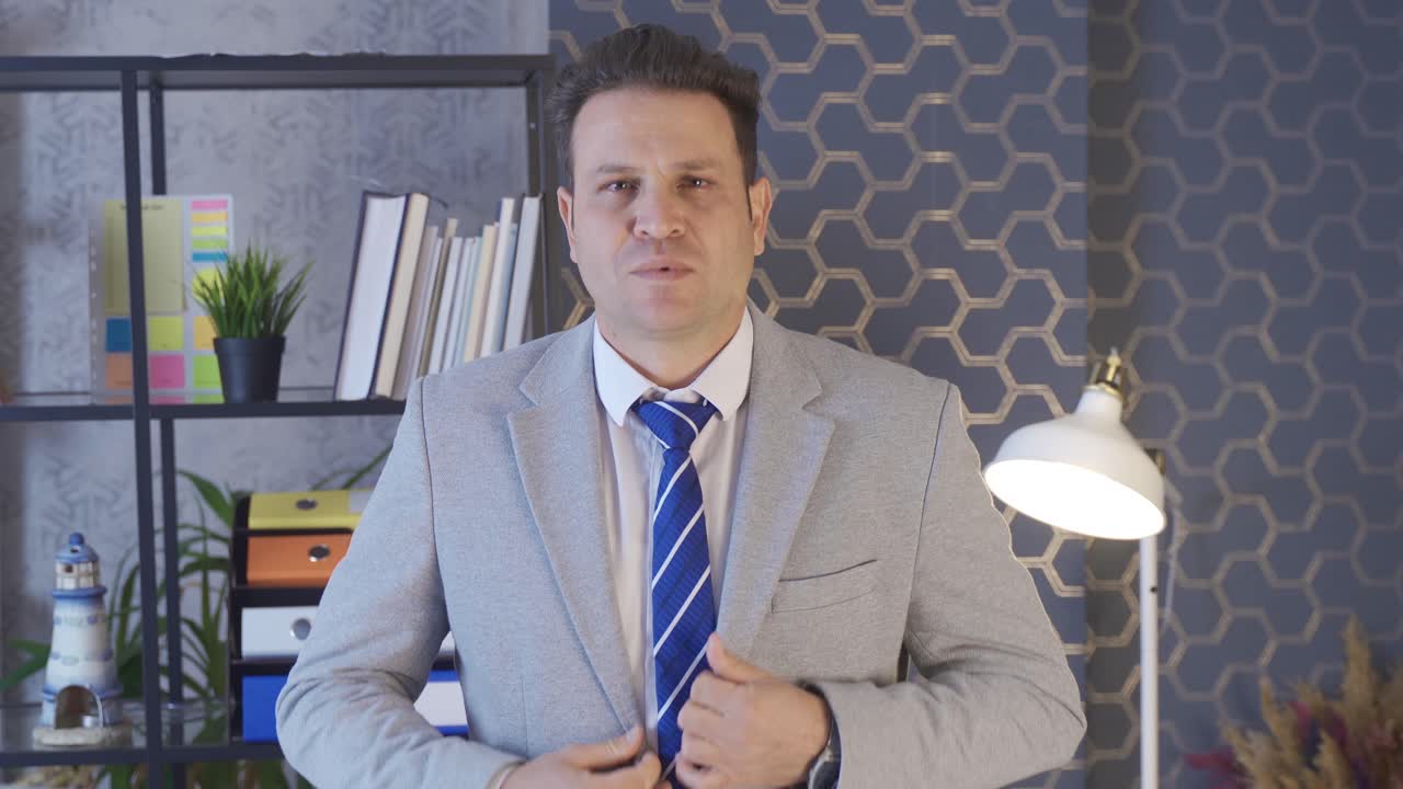 trabajador de oficina confiable y confiable mirando a la cámara.