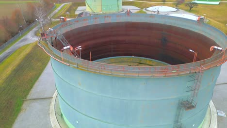 detalles de un tanque de techo flotante externo con corrosión en una industria de almacenamiento de petróleo