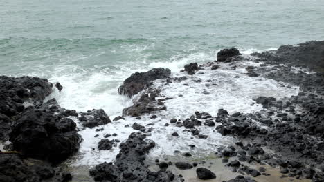 Olas-Rompiendo-Con-Gran-Fuerza-Contra-Las-Rocas-Elevando-Mucho-El-Agua