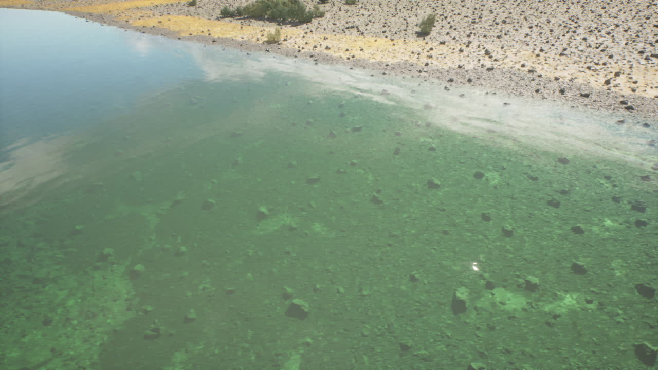 vista aérea de un lago claro en el desierto