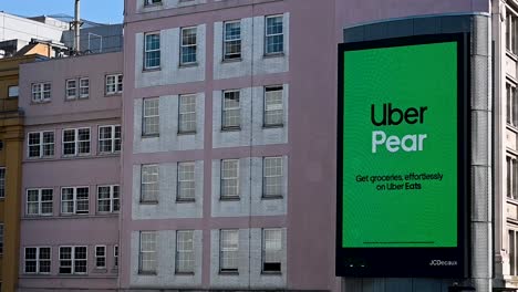 Uber-Pear-from-Uber-Eats,-London,-United-Kingdom