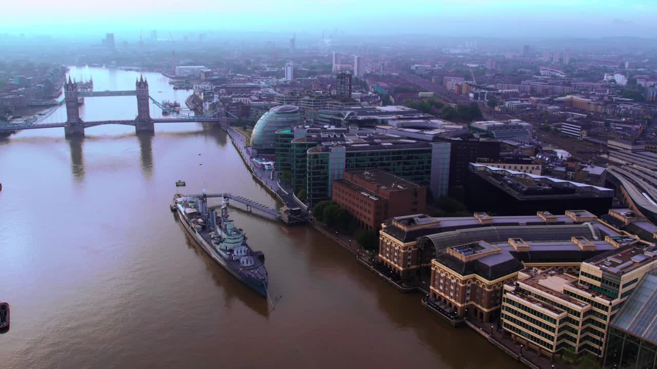 런던에 있는 타워 브리지의 정적 설립자 보기, 새의 조감도, 낮