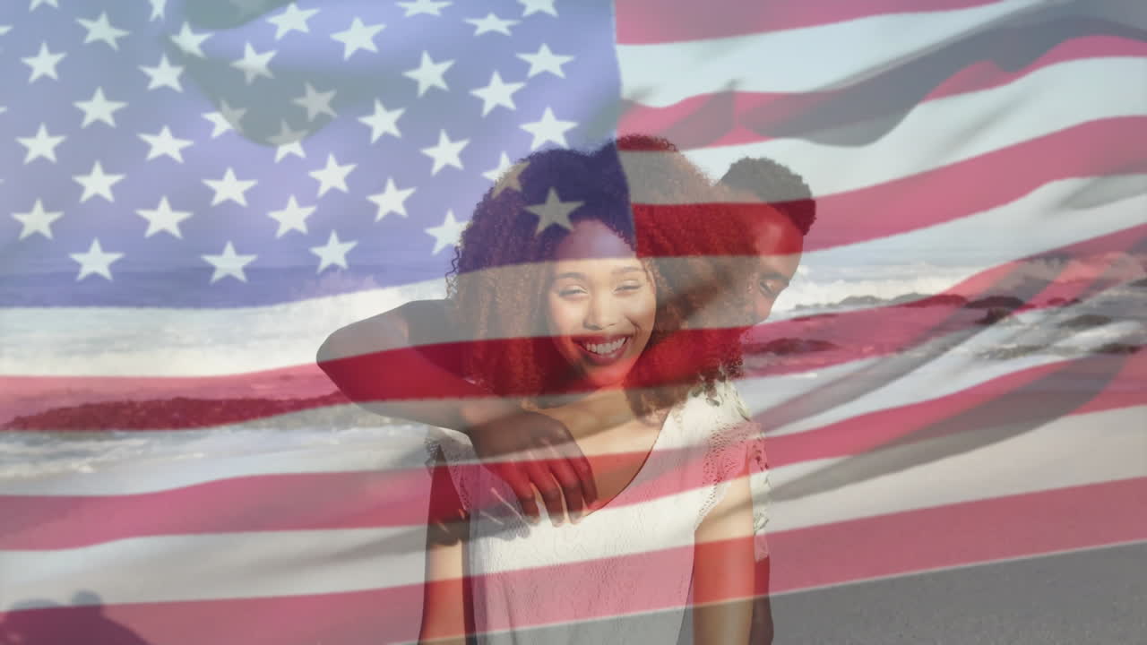 animación de bandera estadounidense sobre una pareja disfrutando del tiempo juntos en la playa