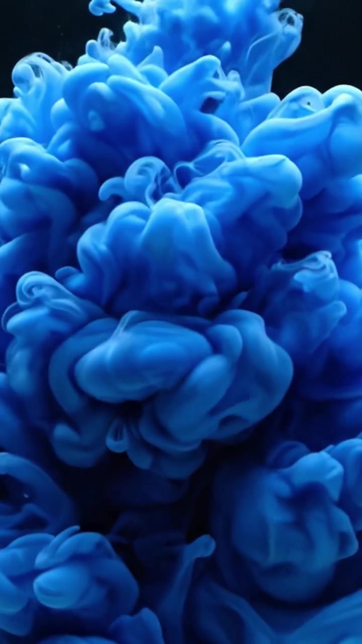 Movimento trasformativo di inchiostro blu in liquido: un viaggio visivo accattivante di dispersione del colore e dinamica dei fluidi in movimento.