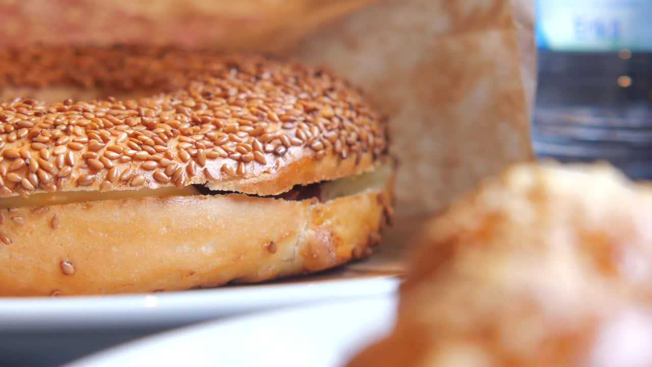Simit, un bagel turco ricoperto di sesamo