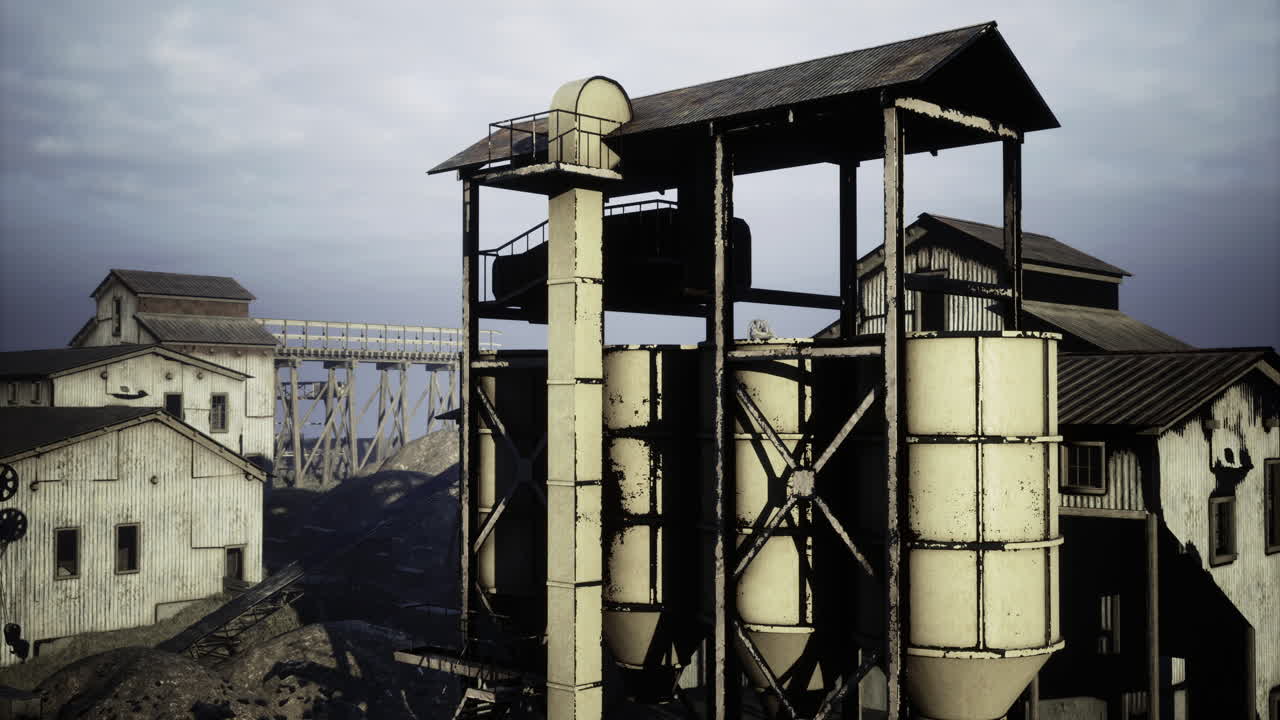 заброшенный промышленный комплекс с силосами и обветшавшими конструкциями в дневное время