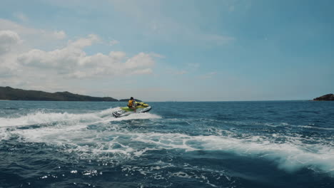 una toma cinematográfica en cámara lenta de una moto acuática en las filipinas, asia, waverunner, slomo