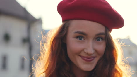 Primer-Plano-De-La-Hermosa-Chica-Pelirroja-Sonriente-Con-Una-Gorra-Mirando-Sinceramente-A-La-Cámara-Al-Aire-Libre-En-Otoño