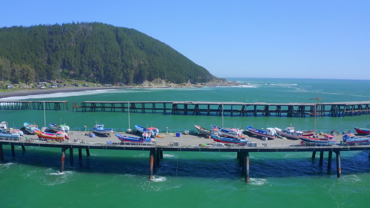 항구 또는 caleta meguellines, constitucion 칠레 무인 항공기는 왼쪽으로 이동하는 어선과 함께 화창한 날을 촬영했습니다.