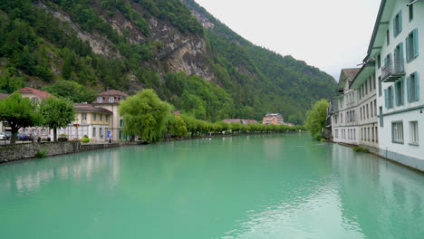 Ciudad-De-Interlaken-Con-Lago-En-Suiza