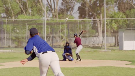 jugador de béisbol lanzando una pelota durante un partido