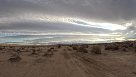 Vista-En-Primera-Persona-De-Una-Persona-Que-Conduce-Una-Motocicleta-A-Lo-Largo-De-Un-Sendero-Todoterreno-En-El-Desierto-De-Mojave---Hiperlapso-Pov