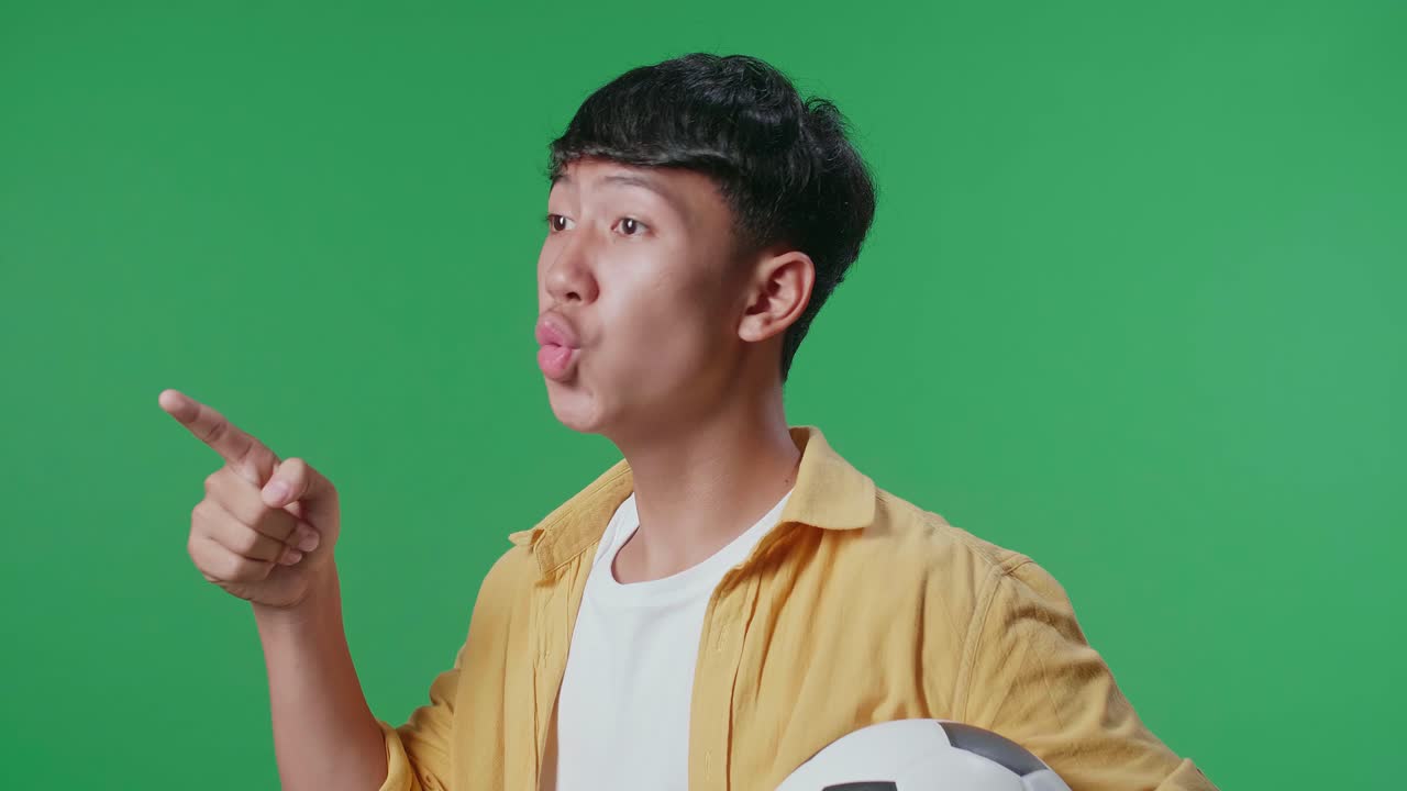 축구 공 을 가리키는 흥분 한 십대