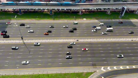 Der-Geschäftige-Verkehr-Auf-Der-Sheikh-Zayed-Road-Und-Die-U-Bahn-Vom-4-Points-Sheraton