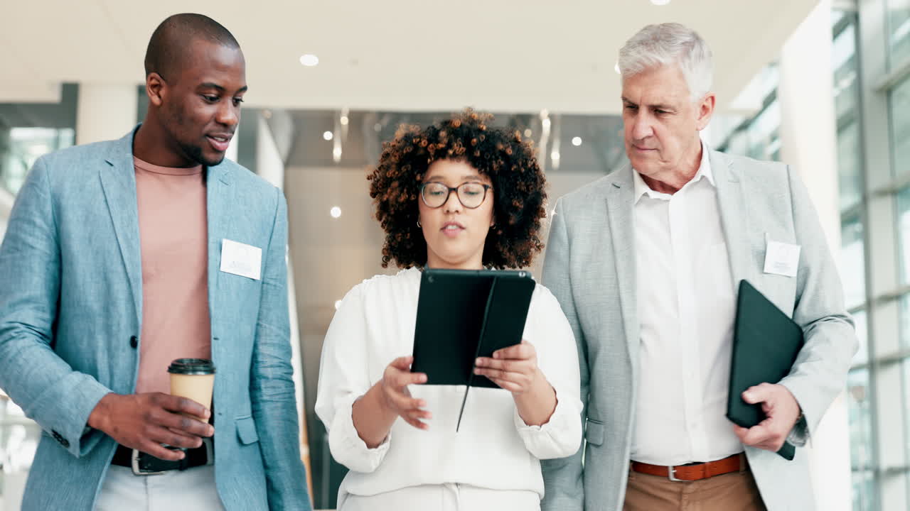 tableta, diversidad o caminar en equipo profesional