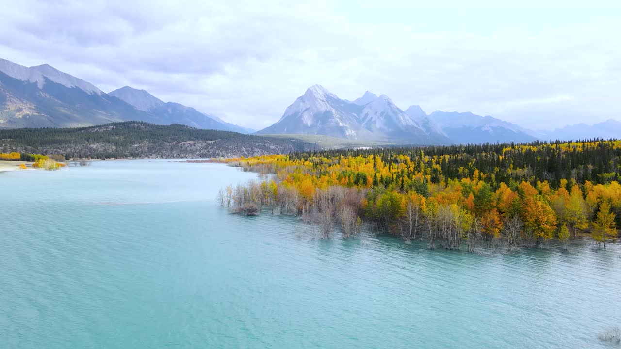 lago abraham con hermosos colores otoñales y montaña