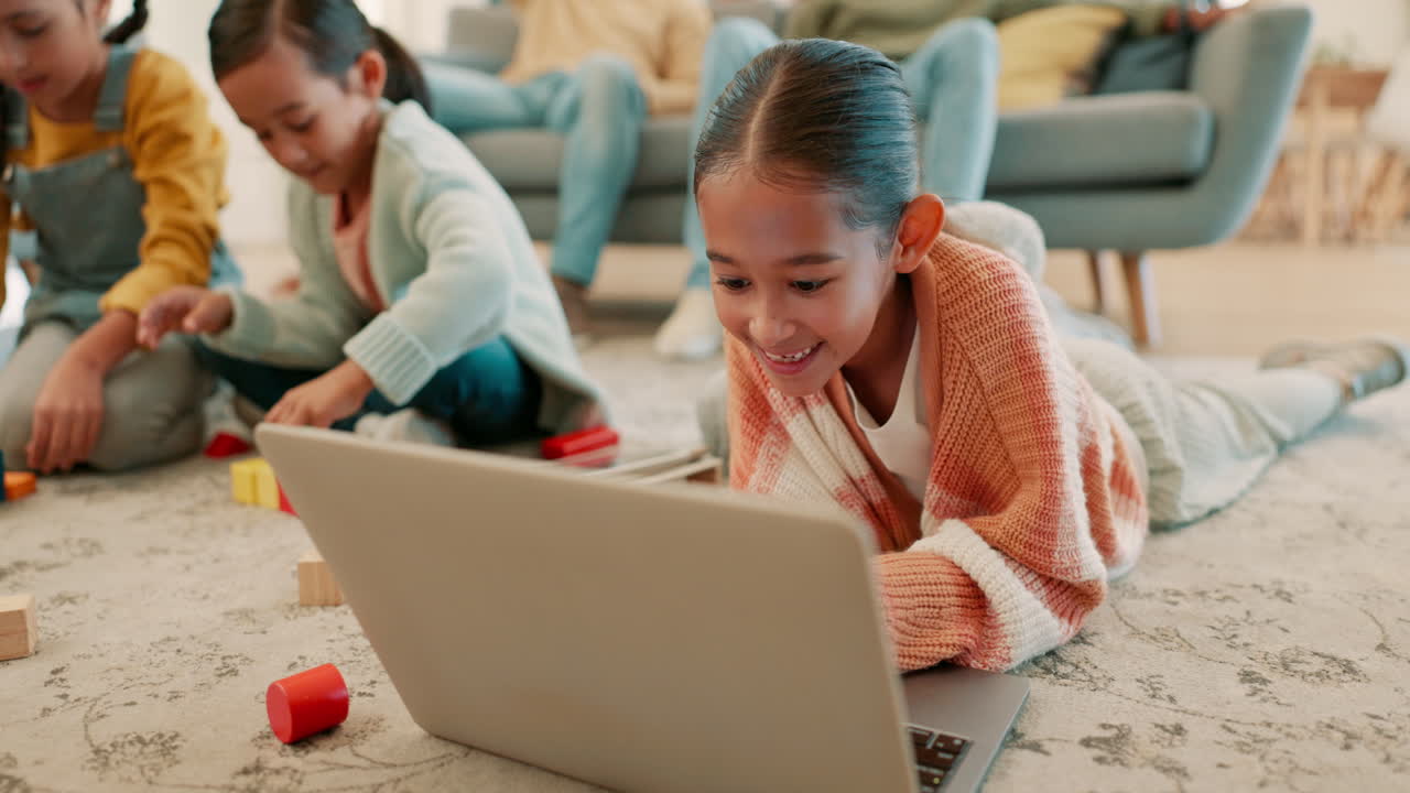 feliz, jugando y niño con una computadora portátil para dibujos animados