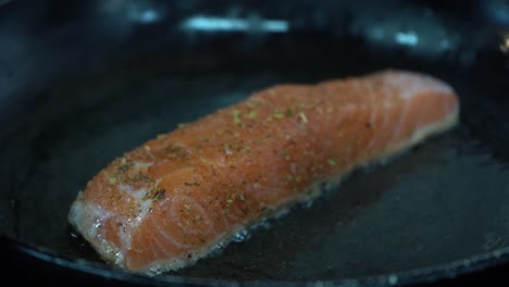 Den-Lachs-Mit-Dem-Oregano-In-Der-Pfanne-Köcheln-Lassen