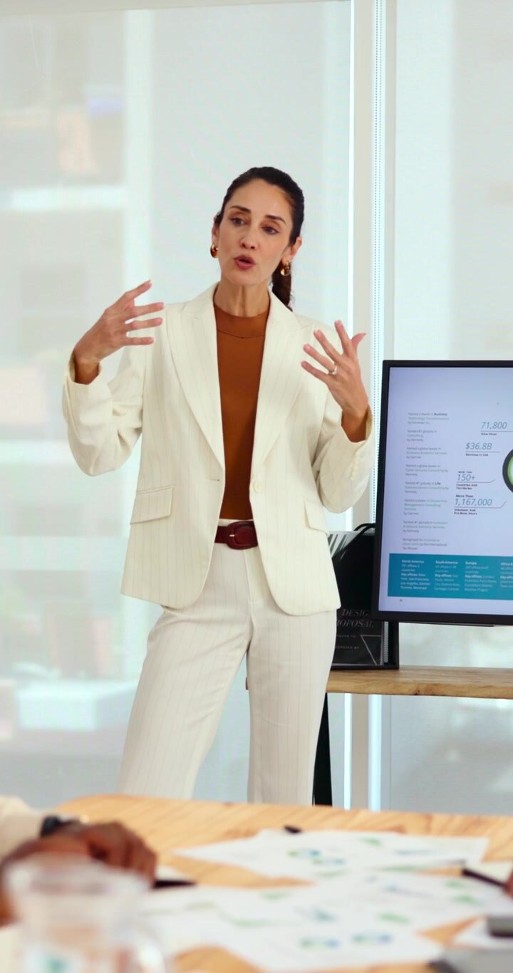 Donna d'Affari Professionista che Tiene una Presentazione in un Ufficio Moderno