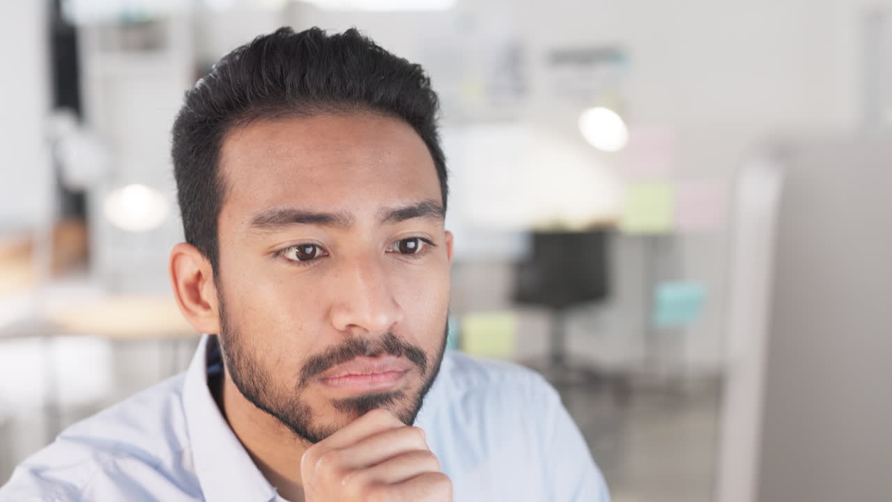 hombre de negocios analizando la estrategia del proyecto