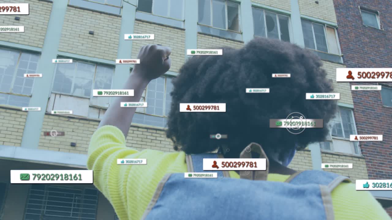 animación de notificaciones de las redes sociales sobre una mujer afroamericana levantando el puño en la calle de la ciudad