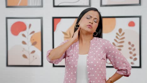 mujer india moderna con dolor de cuello