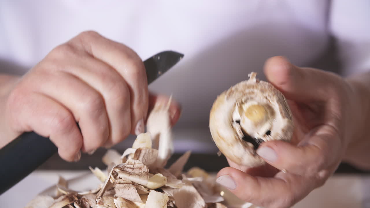 pelar setas de cerca de las manos