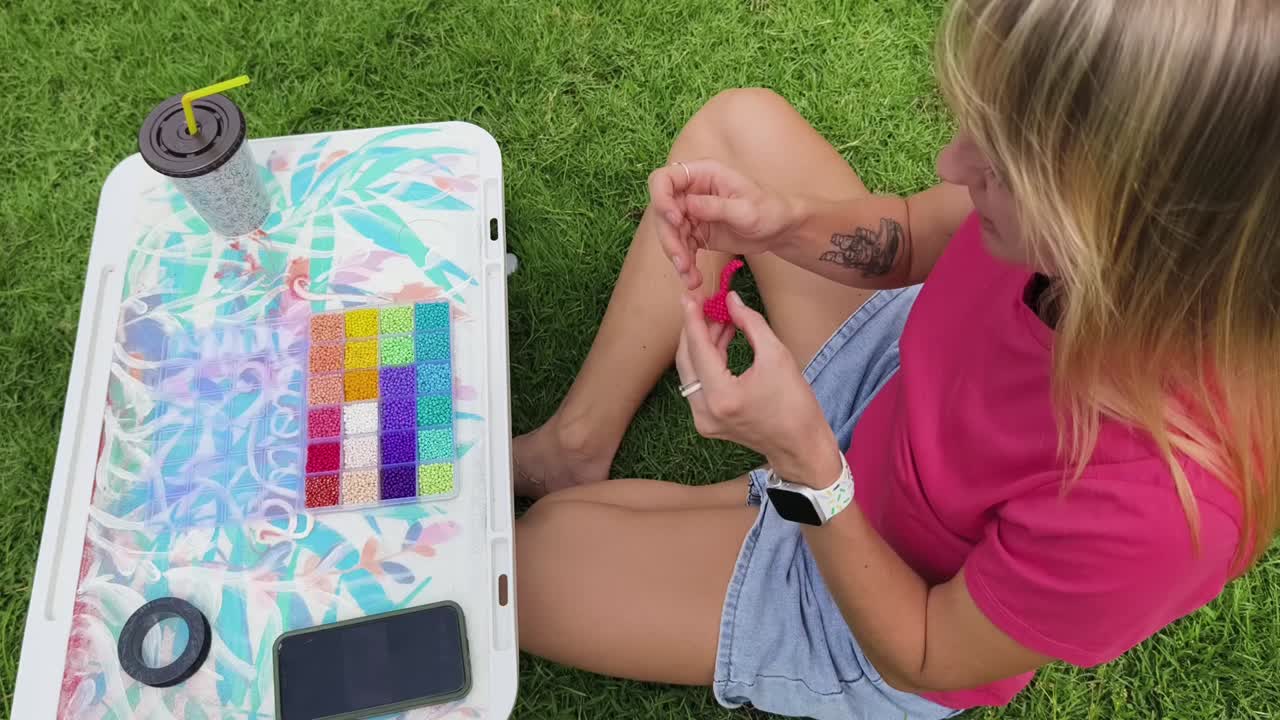 mujer con cuentas al aire libre