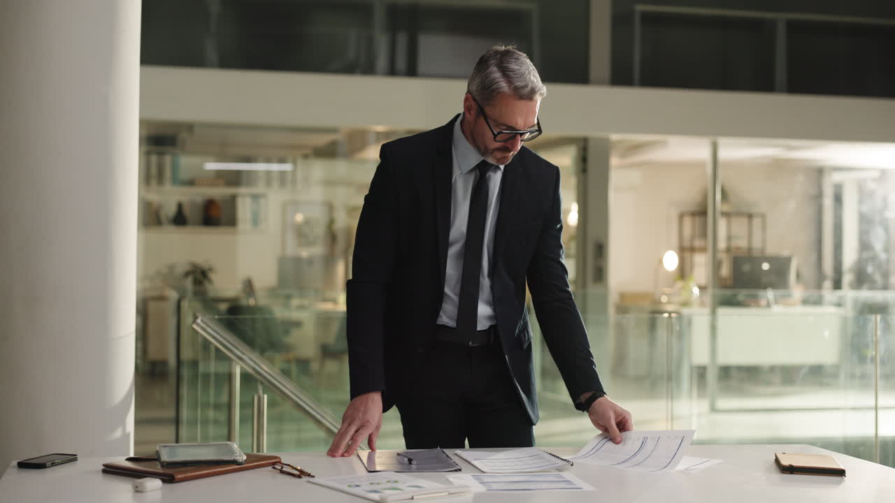 hombre de negocios revisando documentos en la oficina