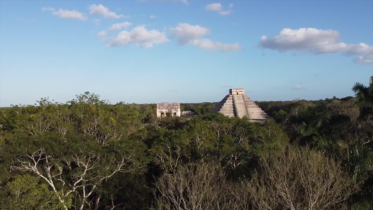 imagen drone de una parte de la gran ciudad de chichén itzá.