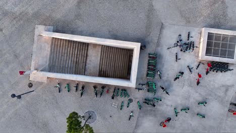 Disparo-De-Un-Dron-Subiendo-Por-Una-Escalera-Hasta-Una-Estación-De-Metro