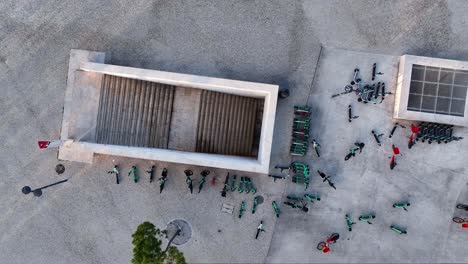 drone disparado subiendo por una escalera hasta una estación de metro