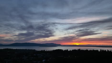 Toma-De-Drone-De-La-Puesta-De-Sol-Sobre-La-Isla-Lummi