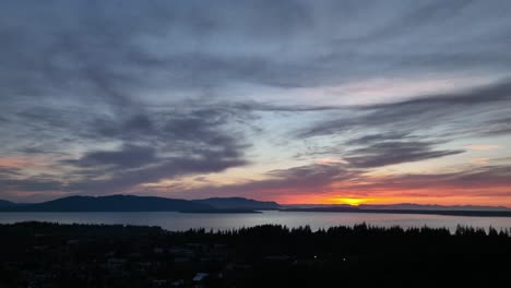 toma de drone de la puesta de sol sobre la isla lummi