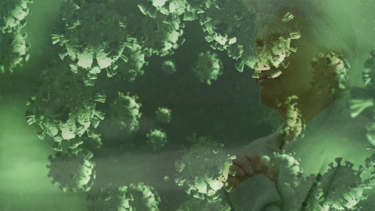 코로나19 세포가 기도하는 노인 여성에 대해 움직이고 있습니다.