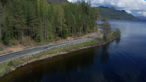 Rennradfahrer-Fahren-In-Der-Wunderschönen-Natur-In-Norwegen