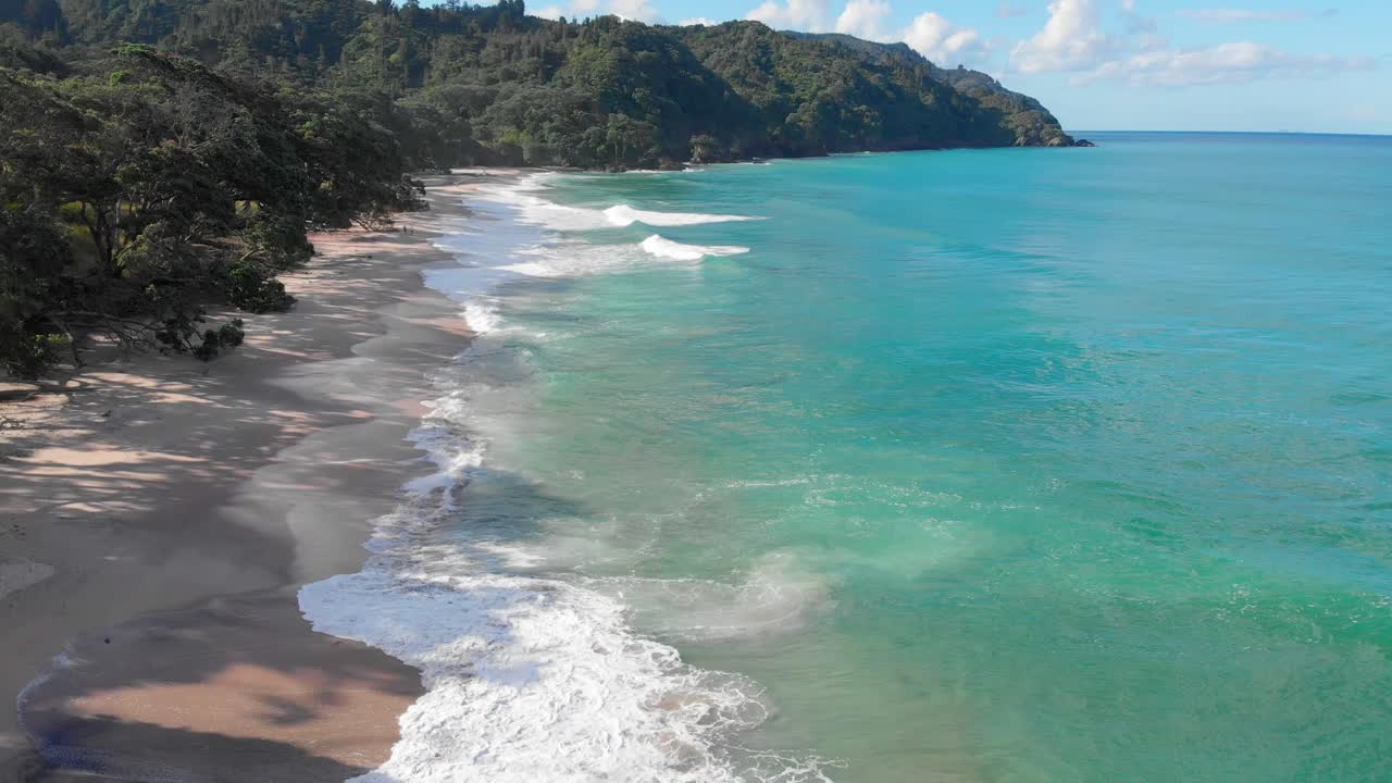 Vista aérea de la Bahía Orokawa cerca de la playa Waihi en la Bahía de Plenty, Nueva Zelanda