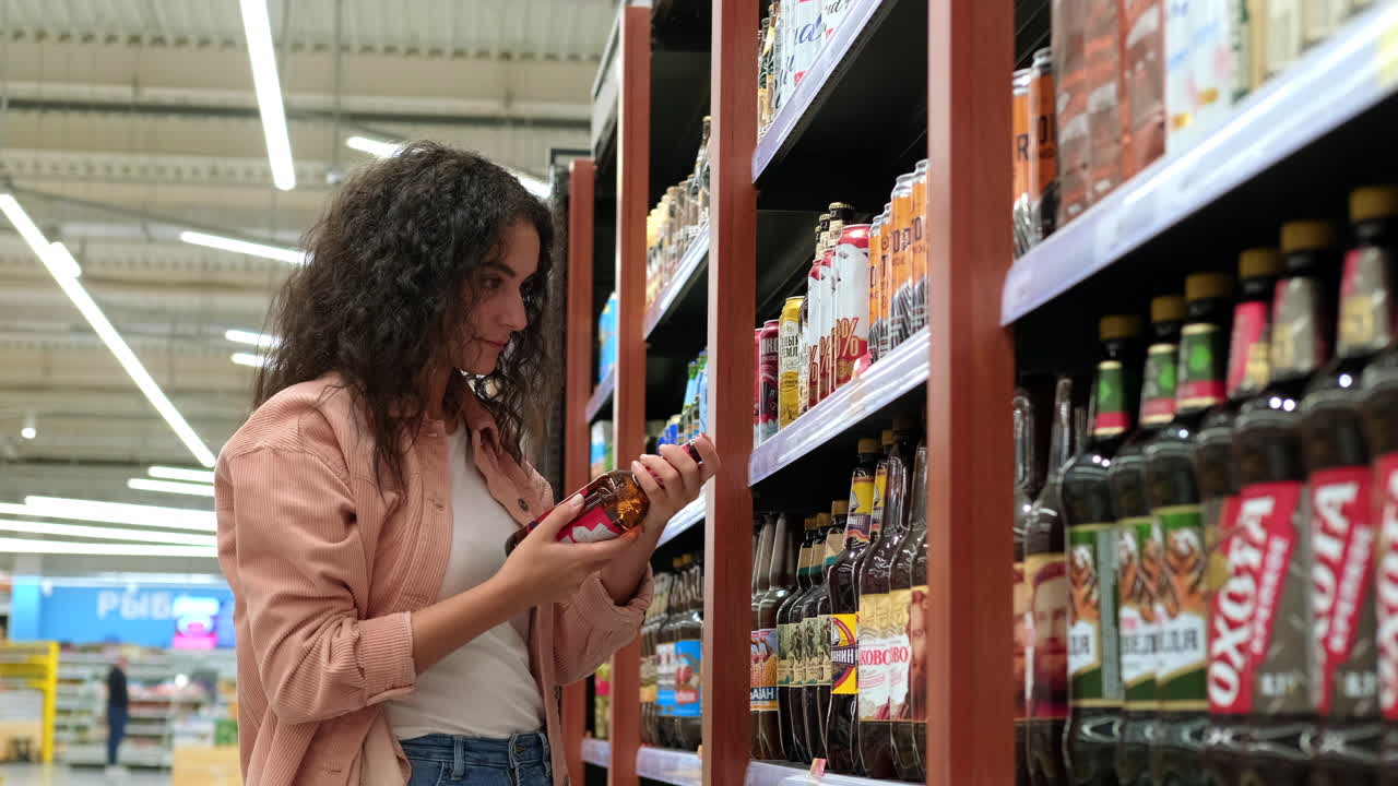 mujer comprando bebidas en una tienda de comestibles