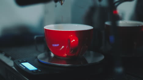 El-Café-Se-Vierte-De-La-Máquina-De-Café-A-La-Taza.-Vertiendo-Caffe-Americano-Stream