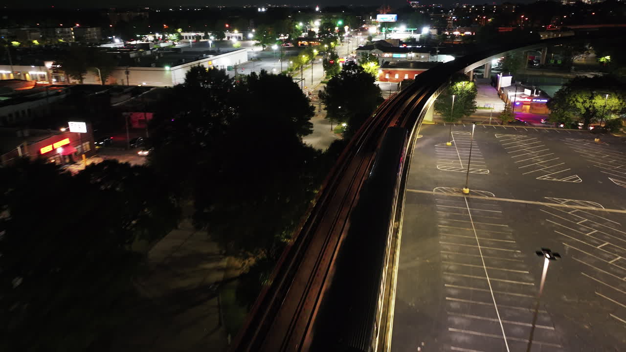 지하철 열차 가 역 을 떠나는 공중 전망
