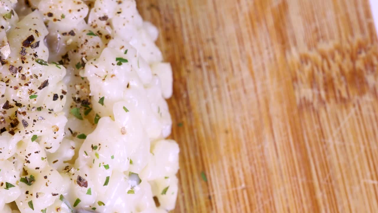 макросъемка блюда ризотто на деревянной поверхности