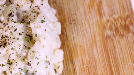 tiro macro del plato de risotto en la superficie de madera