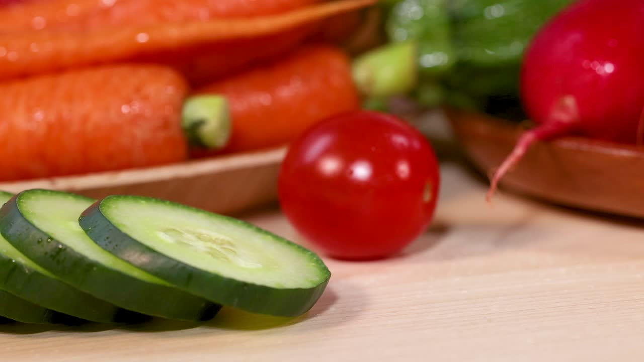 Un vivace assortimento di verdure fresche disposte artisticamente, che mostrano i loro colori e le loro texture naturali su uno sfondo luminoso.