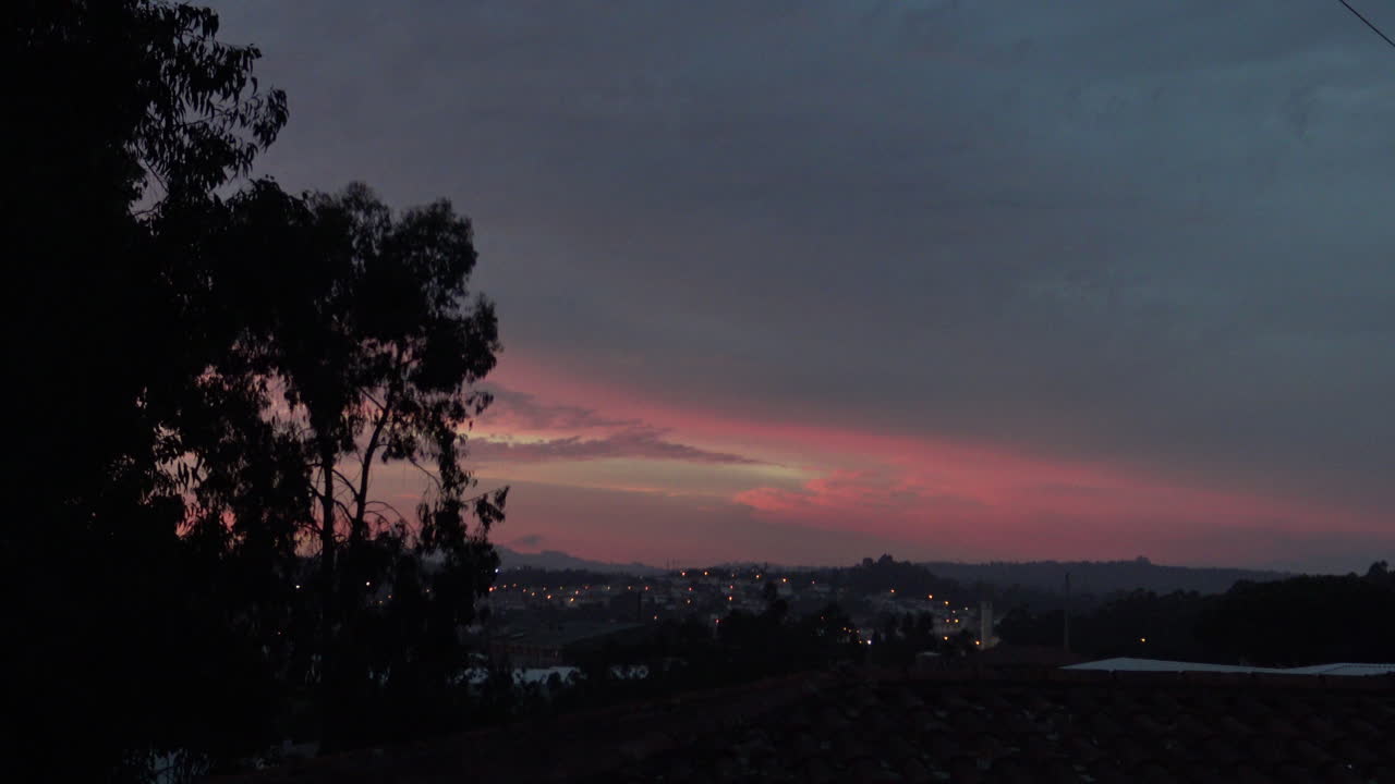 cielo colorido y único durante la puesta de sol