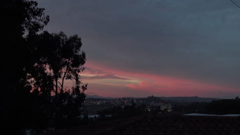 cielo colorido y único durante la puesta de sol