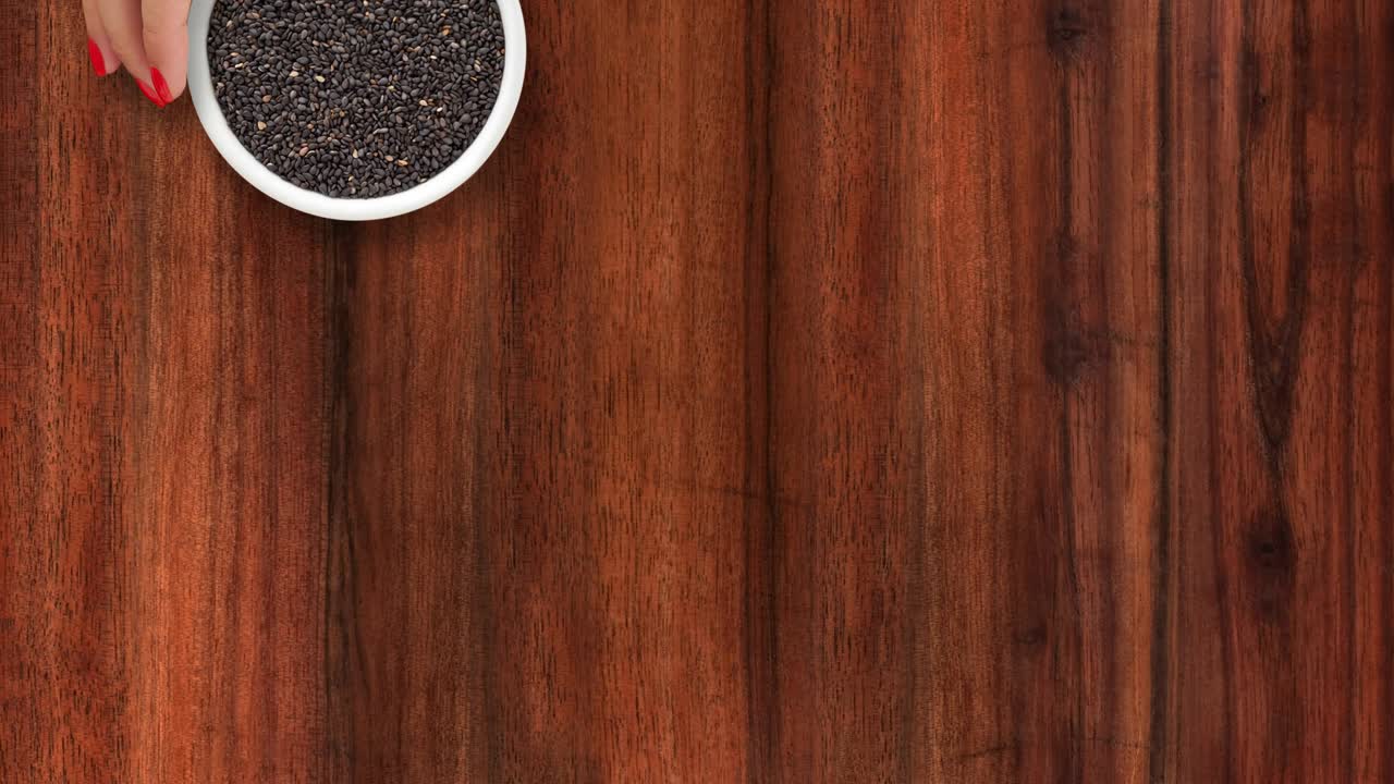 ofreciendo semillas de sésamo negro